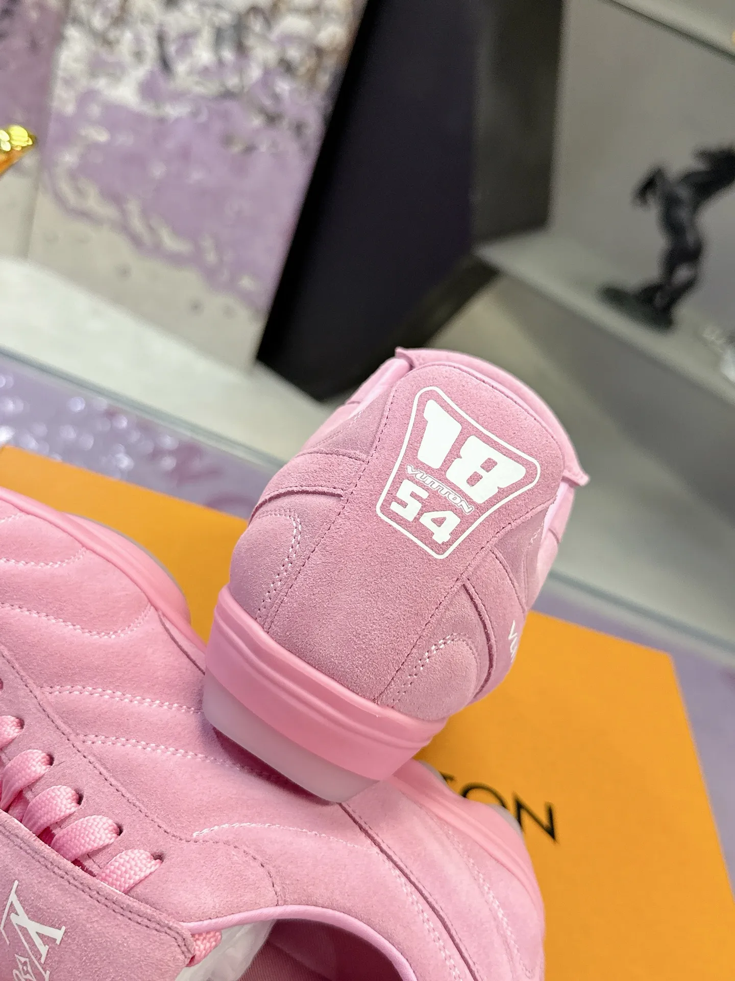 Factory price: 700💰 2025 new LV sneakers for couples, 🔥🔥🔥You will look fashionable when you wear them ❤️ LV football shoe series 💗 This Footprint Soccer sneaker was unveiled in the 2025 spring and summer series fashion show. It is the first sneaker designed by Pharrell Williams inspired by football shoes. The shoes are inspired by football, a sport that spans generations and cultures💎, echoing the theme of unity and universal participation in the 2025 spring and summer series fashion show. The shoe is known for its sleek design, with the dynamic IV Initials logo embellished on the side, the Lvers United emblem inspired by the football team on the tongue, and the sole patterned rubber sole decorated with multiple Louis Vuitton logos. Stylish and casual wear, a trend-setter in the fashion industry. Made of imported cowhide with full craftsmanship💓 Number of sizes (women’s 35-41, women’s 41 customized) (men’s 39-46, 45-46 customized)